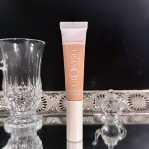 Huda Beauty GloWish Bright Light Concealer 04